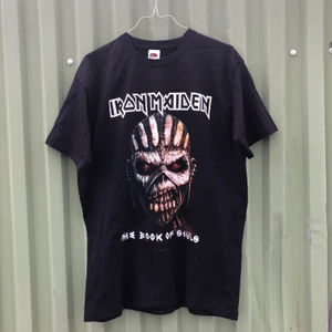 BAND TEE!! 💿💿 - Otroligt najs band tee / tour merch från Iron Maiden och deras turne världsturne 2016 “The book of souls” där de spela i bl.a Göteborg. Tröjan är i riktigt bra skick och har inga defekter. Tveka inte att höra av dig om du undrar något!! 💿🌱🌎