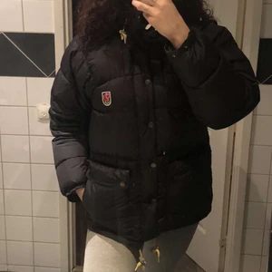 Fjällräven jacka  - Supervarm fjällräven jacka med luva. Den är i storlek Xxs men de är väldigt stora i storleken så passar även S o M.💐