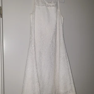 Barnklänning - Vit spetsklänning för barn. Står ingen storlek men skulle säga 146. 