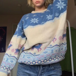 Så härlig tjocktröja - Så snygg tjocktröja i härliga färger! Köpt secondhand o använd ett fåtal ggr så i fint skick, dock lite sminkfläckar på kragen (men de ska jag försöka få bort i tvätten)💓💓 Inte stickig! FRAKTEN ÄR INKLUDERAD I PRISET