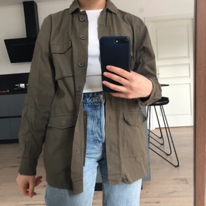 Olivgrön skjortjacka  - Olivgrön skjortjacka från Gina tricot i storlek XS. Fint skick FRAKT ÄR INKLUDERAT I PRISET 🌼