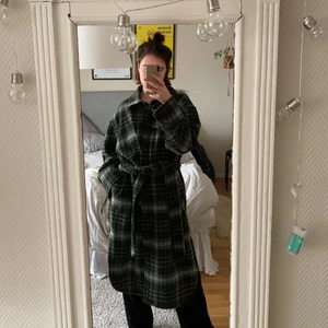 Kappa från Weekday💚 - Hej! Säljer min kappa från 4 månader sedan tillbaka. Inga slitage alls och knappt använd ✨ frakt tillkommer!