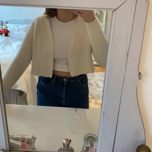 Supersöt kofta Marseille xxs - Trendig kort kofta i ull från madswell i storlek xxs