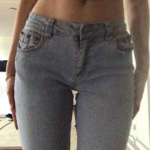Snygga jeans köpta second hand som knappt kommit till användning