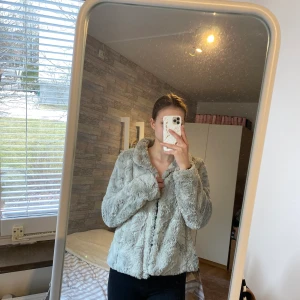 Pälsjacka  - Snygg, mjuk och skön jacka i fuskpäls från vero Moda. Använd ett fåtal gånger så är nästan nyskick. Perfekt vår och höstjackan. Storlek S men är lite oversized så skulle säga att den passar M med, beroende på hur man vill att den ska sitta. Nypris 500kr. Köparen står för frakten. Skriv för mer info 🥰
