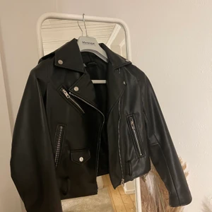 Bikerjacket  - Jättefin skin jacka från zara! Inga slitningar eller skador så gott som ny, som slutar vid midjan. Band är tyvärr borta