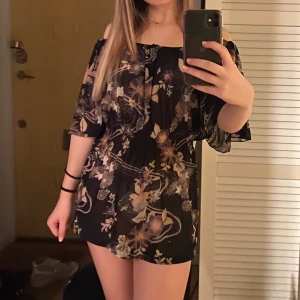 Strandklänning - Superfin strandklänning i jättebra skick. Säljs pga att den är lite för kort för min smak. Använd ca 5 gånger. Skriv för intresse, pris kan diskuteras💞💞