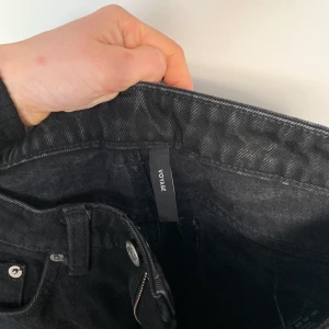 Weekday voyage jeans - Svarta weekday voyage jeans med avklippta ben i fint skick. Strl xs 