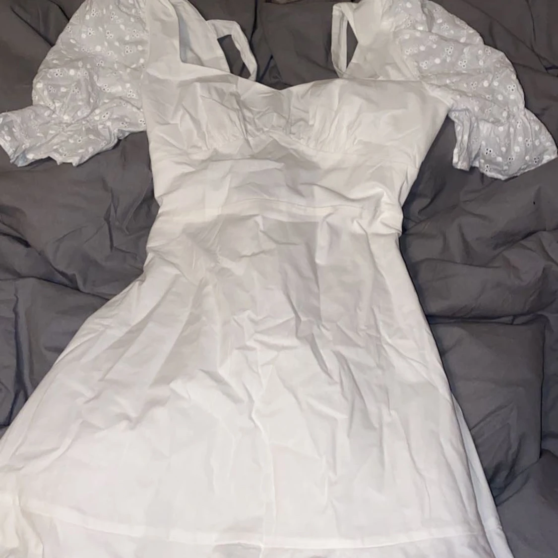 Vit klänning med snörning och volang - 91