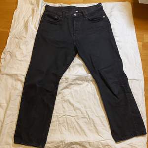 Svarta Weekday jeans i space modellen