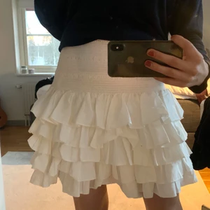 Volangkjol - sjukt fin och eftertraktad volangkjol från HM. Köptes här på Plick men var tyvärr lite stor för mig så säljer vidare❤️