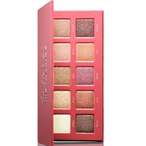 CAIA METALLICS PALETTE - En helt oöppnad ögonskuggspalett från CAIA, som jag fick i julklapp men eftersom jag inte använder ögonskugga så flitigt har den bara legat i mitt rum sedan dess och känner att det nu är dags för någon  att använda denna populära, slutsålda produkt 🧚‍♀️🧖🏽‍♀️💋🤠 Pris kan diskuteras och budas!