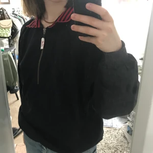 Sportjacka  - En mörkblå sport-jacka med röda detaljer. Köpte den från selot men aldrig använd efter de eftersom den var lite för kort i min smak🌼 