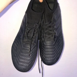 Adidas fotbollskor strlk 40 - Svarta Adidas Fotbollsskor🔥⚽️ mycket sparsamt använda och i fint skick! Säljer pga urväxta för mig men snygga, bekväma och passar både till konstgräs och natur gräs! 