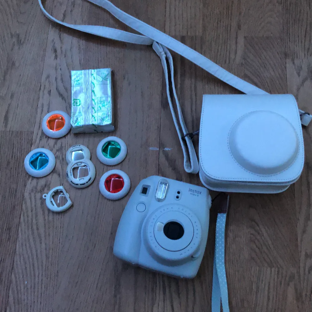 En instax mini 9 polaroidkamera i väldigt gott skick tillsammans med 6 olika linser, en extra påfyllning med bilder och en väska. Säljer den för 600kr. Frakten står köparen för. ❌alla linserna förutom förstoringslinsen är sålda❌. Övrigt.
