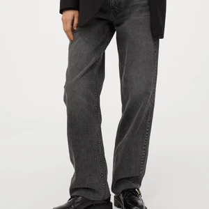 Svarta jeans  - Säljer mina svarta vida jeans från HM i storlek 38 då de är lite stora för mig i midjan. De är knappt använda och är i väldigt bra skick. Nypris: 399kr.💕⭐️