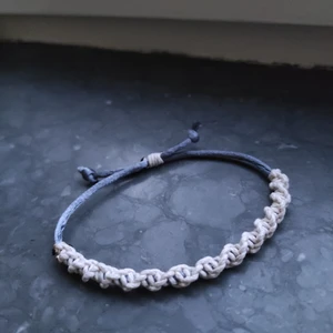 Egen tillverkat armband - Här har vi ett armband jag själv har gjort. Den sitter bra på handleden och är justerbart. Den är 25 cm som mest och 12 cm som minst. Min handled som agerar modell är 15 cm. Priset är inklusive frakt 🥰 