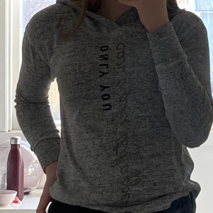 H&M tröja - Säljer denna fina tröja från h&m. Storleken är 134/140 och jag är 160 lång. Inte använd på jätte länge och får inte användning för den. Köparen står för frakt 🚚 