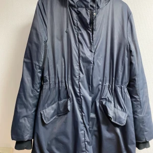 Jacka - Lite fläckar på den. Men bra jacka att ha ute i skog och natur