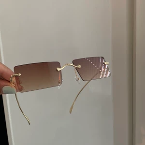 Solglasögon - Helt nya och oanvända solglasögon! Säljer då dem inte används:) Fraktar tyvärr inte!