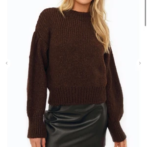 Stickadtröja - Brun stickadtröja ifrån chiquelle, använd fåtal ggr. NYPRIS: 399kr