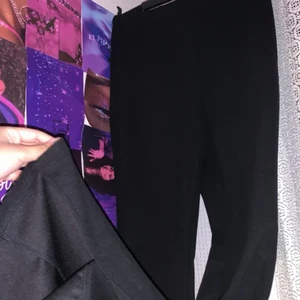 Byxor - Säljer dessa fina byxor med slits längs ner från shein då de är för små💕köpt för 119kr säljer för 70kr