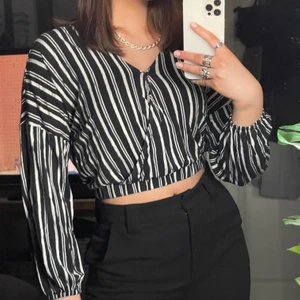 Blus - Svart vit randig blus med v-ringning från lindex. Köparen står för pris+frakt! Meddela mig vid intresse😊