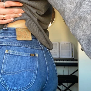 Vintage Lee jeans - Ett par skit snygga raka vintage Lee jeans för mina långa tjejer. Jag är 179/ och dom sitter jätte bra på mig. Dom är i bra skick. Köpare betalar frakt eller så kan vi mötas i Göteborg :) 