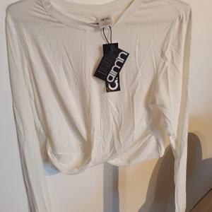 Aim'n vit ribbad top - Vit ribbad topp från Aim'n i storlek S. Helt ny och oanvänd med prislappar kvar. Nypris 349 kr