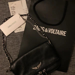 Svart Zadig&Voltaire väska🖤🖤 - Jättefin väska i mycket bra skick! Två band medföljer, ett kort och ett långt. Både kvitto och påse från köpet finns också🖤🖤 
