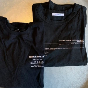 Svarta T-shirts - Två stycken svarta T-shirts med vita texttryck, ena från Gina Tricot och den andra från Zara. Båda i bra skick och knappt använda. Kika gärna in övriga toppar som jag lagt ut så kanske vi kan fixa ett ytterligare packetpris. 