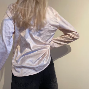 Silkes skjorta - Så fin och skön silkes skjorta🥵 går att styla på alla möjliga sätt!! Aldrig använd endast testad!! Storlek M men passar XS-L beroende på hur man vill att den ska sitta!! Köparen står för frakten🧚🏼