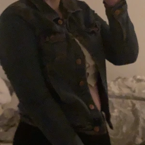 Jeans jacka från veromoda  - Aldrig använd jeansjacka, är i väldigt bra skick 