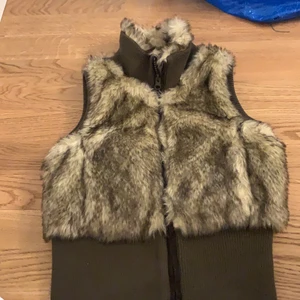 Lindex jacka strl 140 - Hej!😊 Nu säljer jag en päls jacka från Lindex, strl 140, jättebra skick.