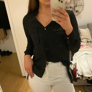 Blus från zara - En svart ”mesh” blus, den är genomskinlig fast man ser inte igenom, lite svårt att förklara materialet. Med slits i ryggen. Strl s. Köparen står för frakten 