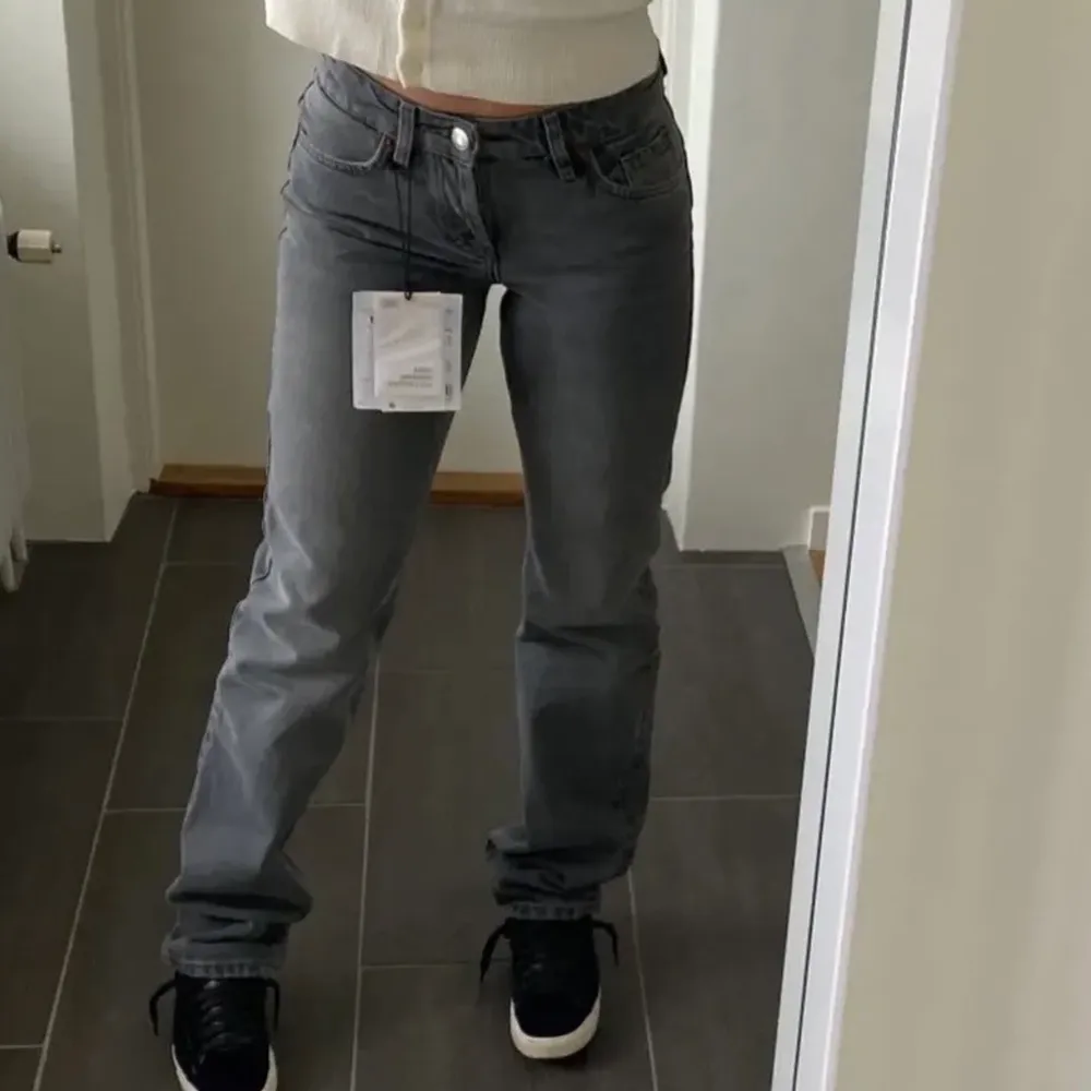 Säljer nu mina helt oanvända slutsålda jeans från zara i strl 36 pga att dom var för små, köp direkt för 800+frakt, annars buda från startbudet 300 & höj med minst 20✨💞 (om någon vill BYTA ett par 38 mot dessa 36 går det lika bra) budning slut på torsdag 18/5 (högsta bud: 680). Jeans & Byxor.