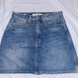 Calvin Klein kjol - Säljer denna superfina kjol från Calvin Klein för att den inte kommer till användning. Köpt för två år sen  på johnells för ca 900 och använt ungefär två gånger. Kjolen passar mig som är en SMALL. står ej för frakten. Kan mötas i Linköping. Tar emot swish