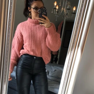 Stickad tröja XS - Stickad rosa tröja i storlek XS från Nelly.com med ballongarm, endast använd en gång. Jag trivdes tyvärr inte i en rosa färg men super skön och fin!