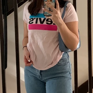 Levi’s t shirt rosa  - Använd ca 6 ggr, tycker itne den passar mig längre. Strl S, Har en väldigt liten vit fläck som knappt syns, köparen står för frakt
