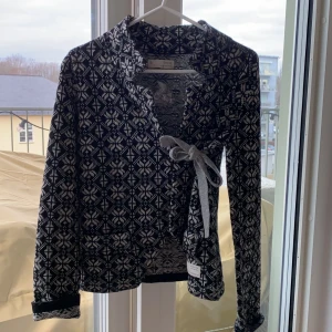 Odd Molly  - Säljer denna otroligt fina odd Molly koftan för det inte kommit till användning och aldrig bärt och därför säljer jag köpt för ca 1100