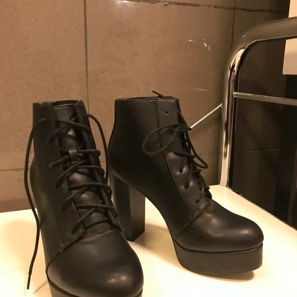 Size 37. Very comfortable and soft boots, I’ve worn only twice. They’re not really my style anymore so I’m hoping to find them a new home ✨. Skor.