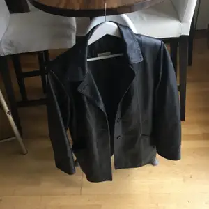 Säljer min åkt leather jacka som passar till allt och till bada kön. Passar som över size om du är small eftersom stk är 38. Finns fler bilder och bud I kommentarna 