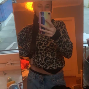 Mönstrad stickad tröja - Såå fin leopard mönstrad tröja från Cubus storlek S! Sparsamt anvönd😍