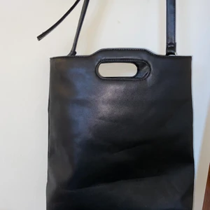 Väska i fakeskinn😍 - Snygg väska i fakeskinn med justerbar axelrem. Knappt använd. Köparen står för frakt 🥰