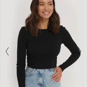 Ribbad topp med knytning i ryggen - En tröja som är använd 1 gång från NAKD som är superfin men kommer inte till användning. Nypris 279kr. Köparen står för frakt. Frakt 66kr!!