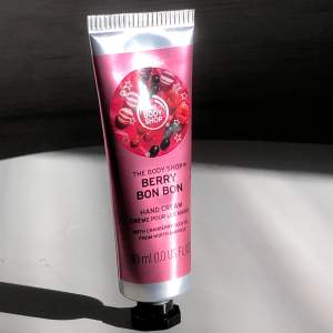 En limited edition handcream från the body shop i doften berry bon bon. Oanvänd, frakten ingår i priset