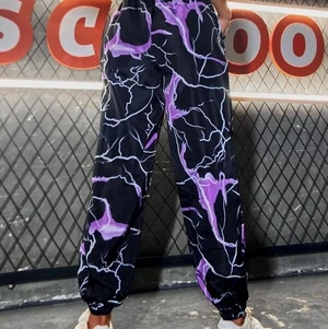 Lightening pants purple  - *första bilden är ifrån sheins hemsida* Köpte dessa från shein men tog en för stor storlek, inget fel på dom annars, har dock ett lite täckbyxor-material :) 