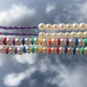 Pärlhalsband  - Säljer dessa suuuuuperfina pärlhalsband som är perfekta till sommaren⚡️ väldigt populära så skriv om ni är intresserade🌈🌈🌈