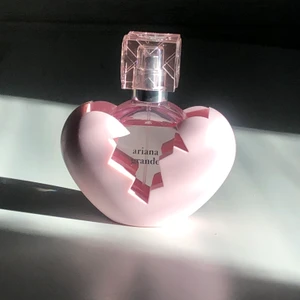 Ariana grande parfym - Ariana grande parfym Thank you next. Köpt på kicks för 440kr. Enbart använd fåtal gånger, frakt ingår i priset
