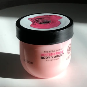 Body yougurt  - Body yougurt från the body shop i doften british rose 200ml. Oanvänd och köpt för 145kr. 